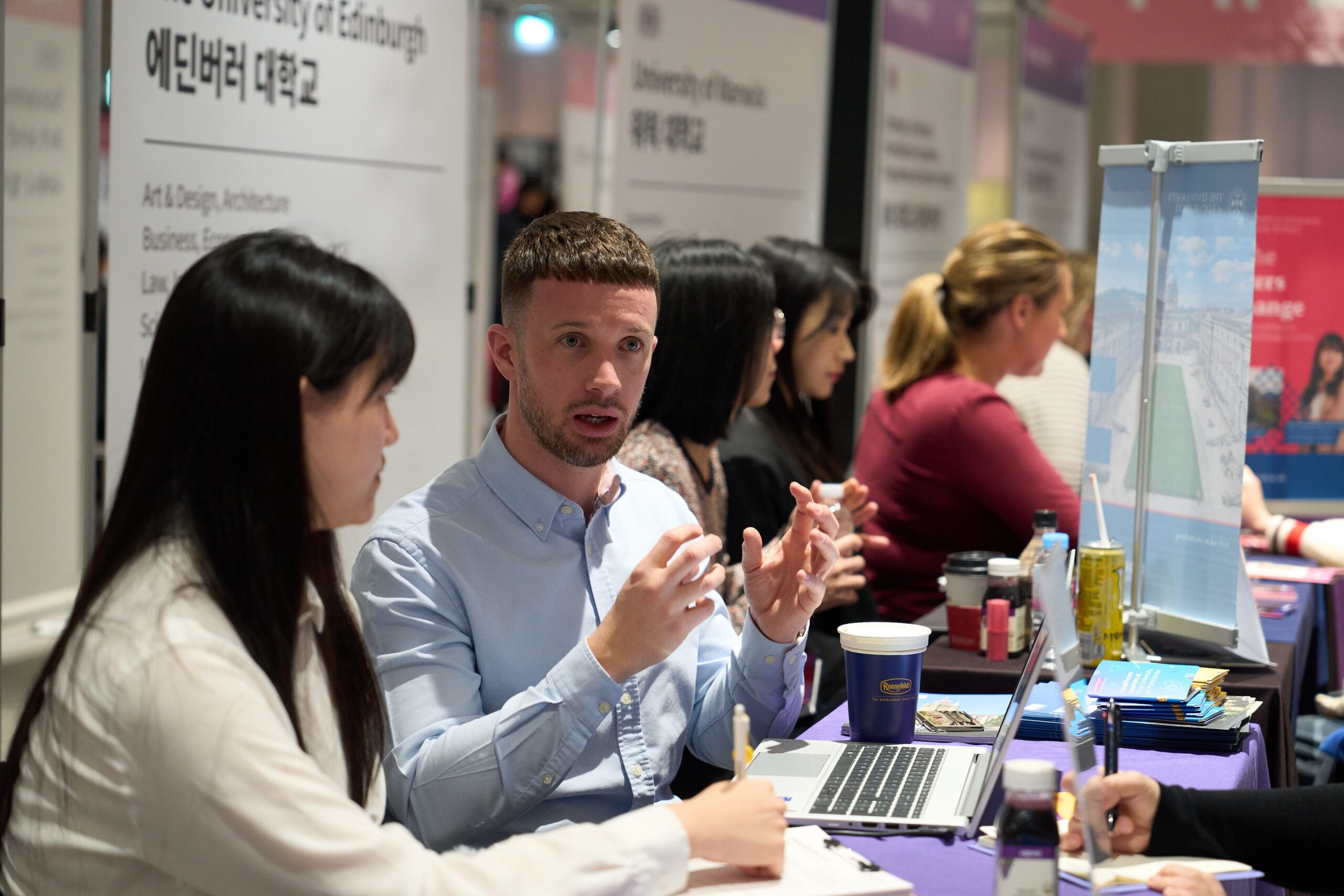 edm세계유학박람회 현장 상담 모습과 최대 규모 부스 전경